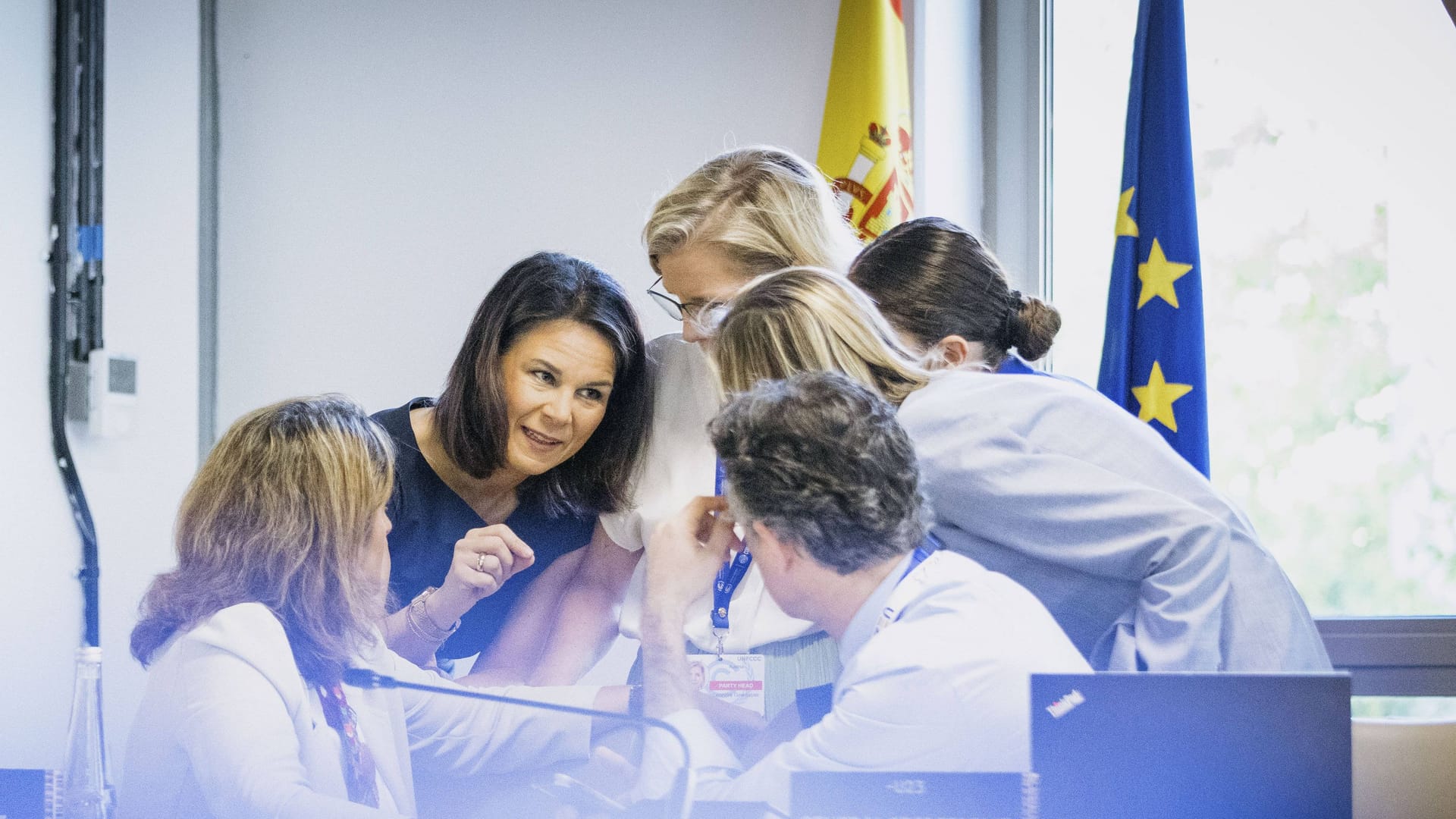 Annalena Baerbock gemeinsam mit Vertretern der EU bei der letzten EU Konsultation, vor der Abschlusssitzung.