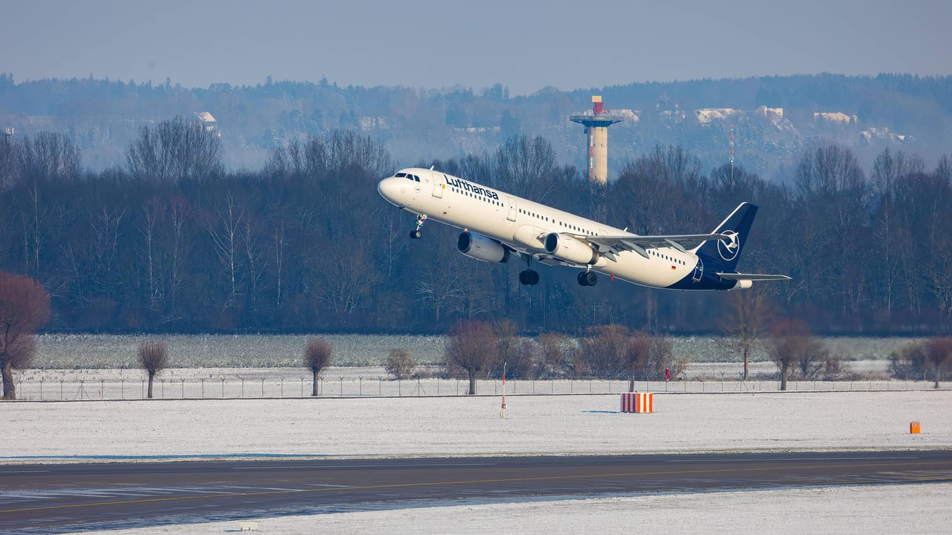 Ein Lufthansa-Airbus startet vom winterlichen Münchener Flughafen (Archivbild).