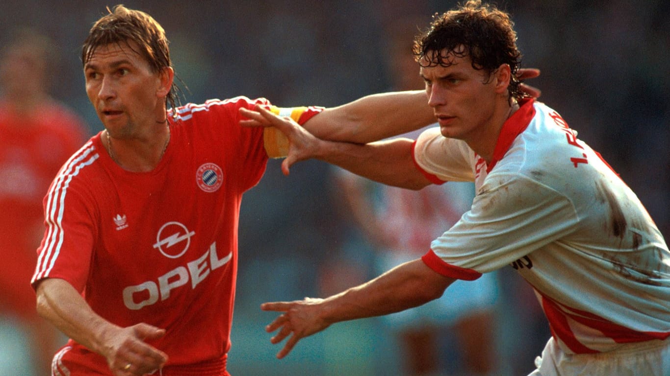 Schwierigkeiten beim Durchsetzen: Kölns Ralf Sturm (r.) 1990 im Zweikampf mit Bayerns Klaus Augenthaler.