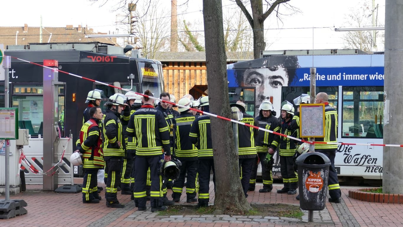 Einsatzkräfte der Bonner Feuerwehr: Am Donnerstag ist es in Beuel zu einem Unfall mit einer Straßenbahn gekommen.