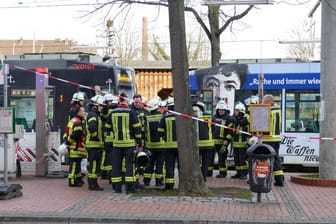 Einsatzkräfte der Bonner Feuerwehr: Am Donnerstag ist es in Beuel zu einem Unfall mit einer Straßenbahn gekommen.