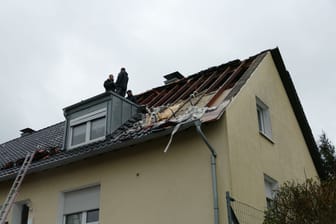 Abgedecktes Haus in Lohmar-Krahwinkel: Der Sturm hat seine Spuren hinterlassen