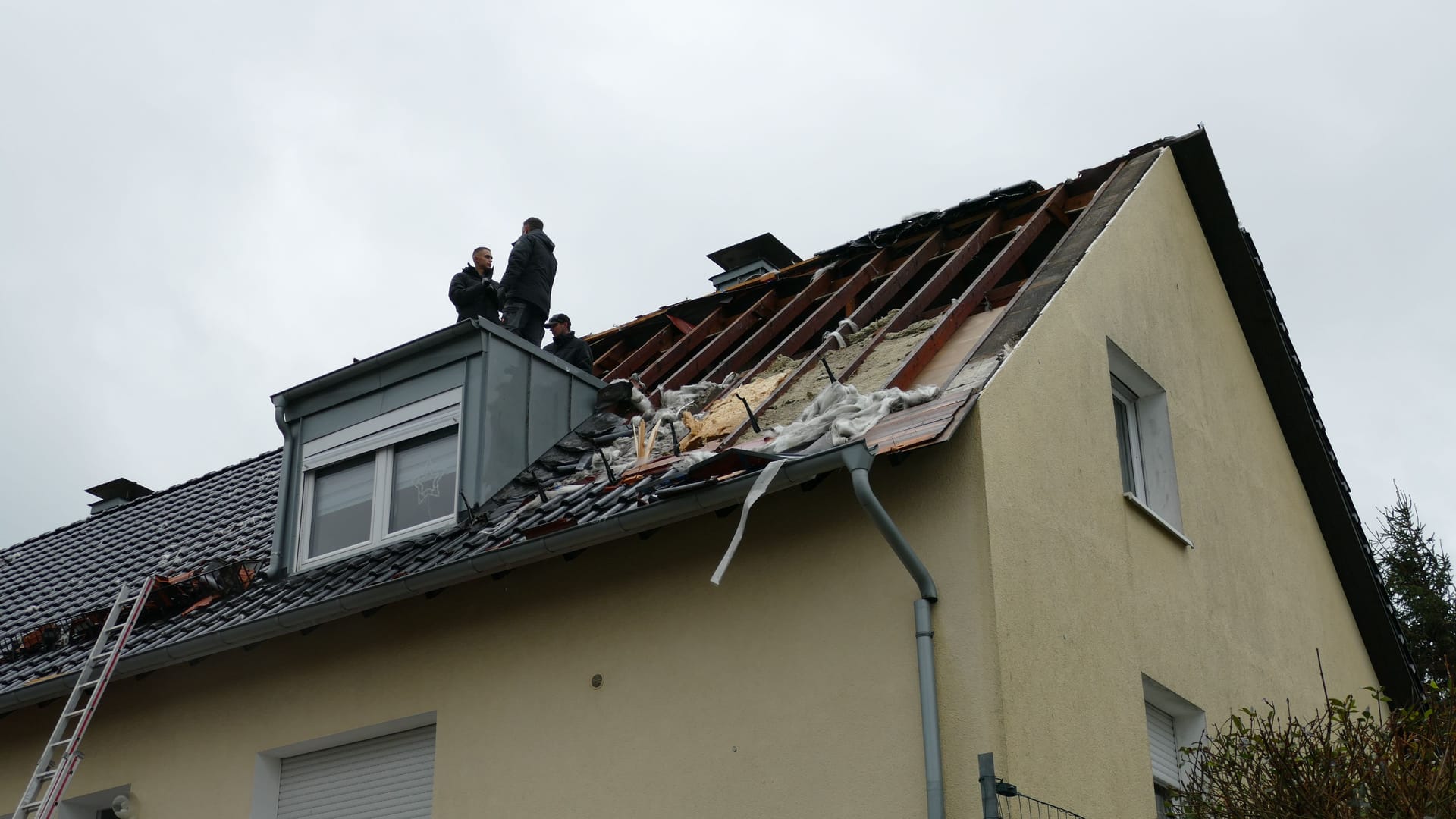 Abgedecktes Haus in Lohmar-Krahwinkel: Der Sturm hat seine Spuren hinterlassen