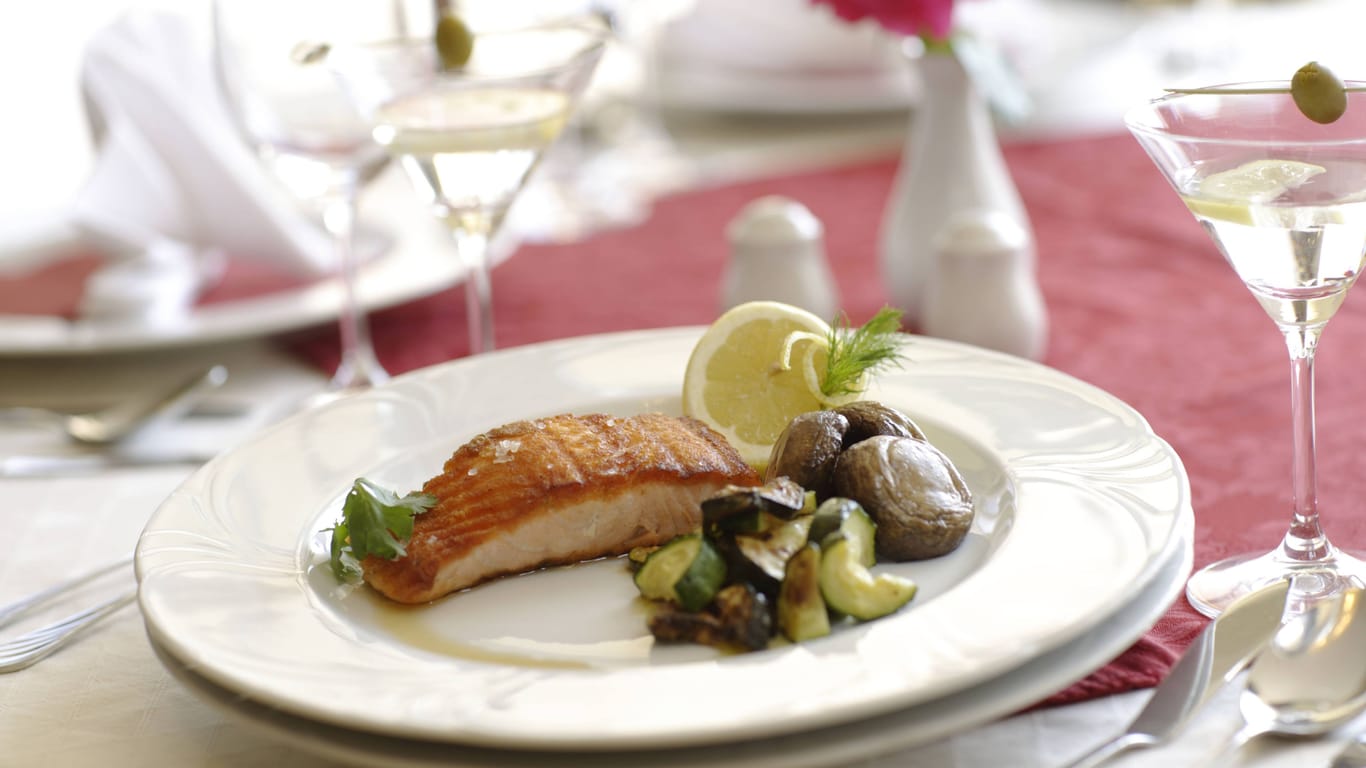 Feines Fischgericht (Symbolfoto): Auch ein Fischlokal hat es auf die Liste von Hamburgs besten Restaurants geschafft.