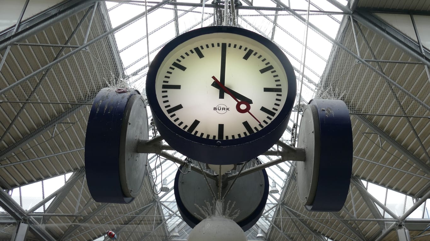 So hat die Uhr einst in der Schalterhalle ausgesehen, bevor die Halle abgerissen wurde. Für die Münchner Uhr im Hauptbahnhof beginnt nun eine neue Zeit.