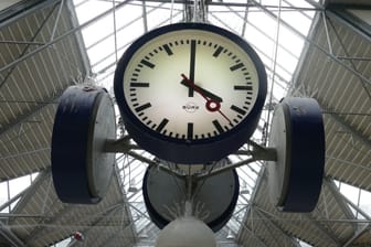 So hat die Uhr einst in der Schalterhalle ausgesehen, bevor die Halle abgerissen wurde. Für die Münchner Uhr im Hauptbahnhof beginnt nun eine neue Zeit.
