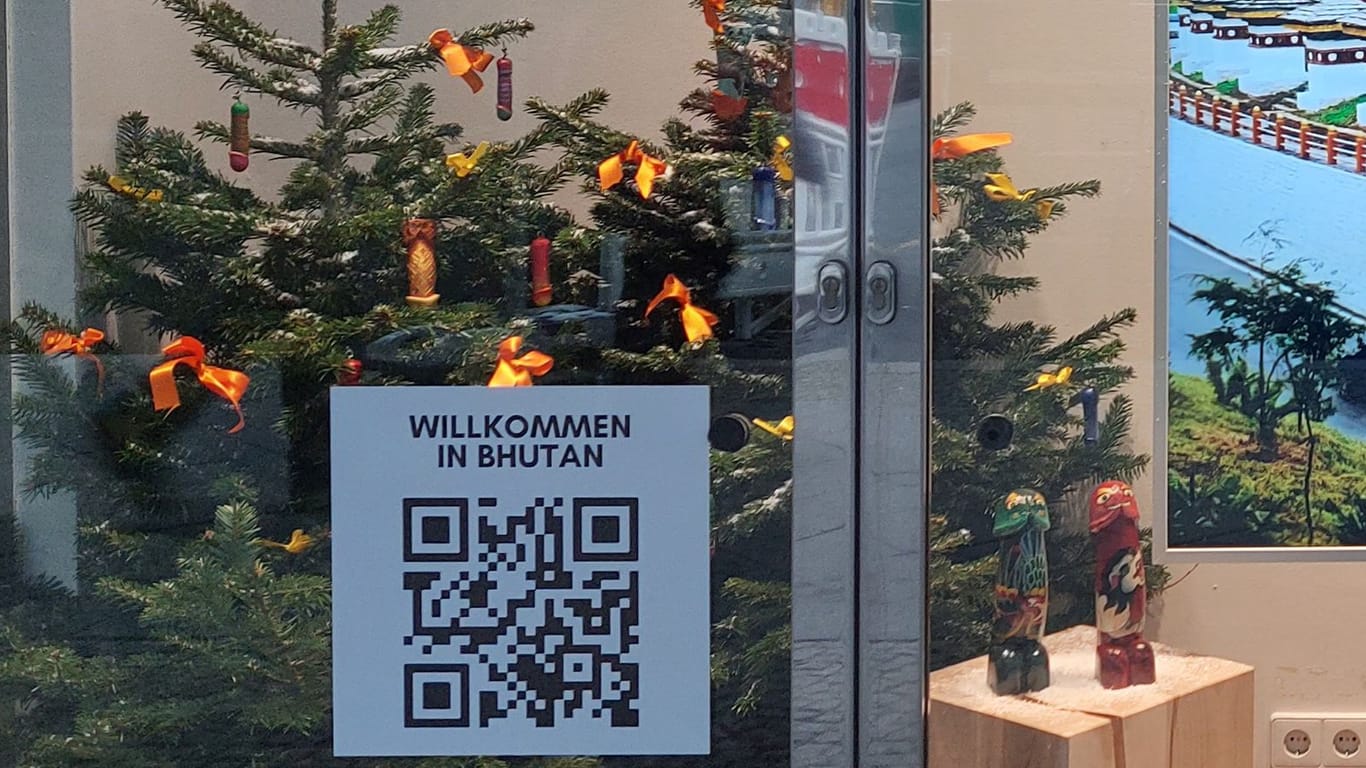 Phallussymbole: Bekanntes Berliner Luxuskaufhaus überrascht mit schlüpfrigem Weihnachtsbaumschmuck.