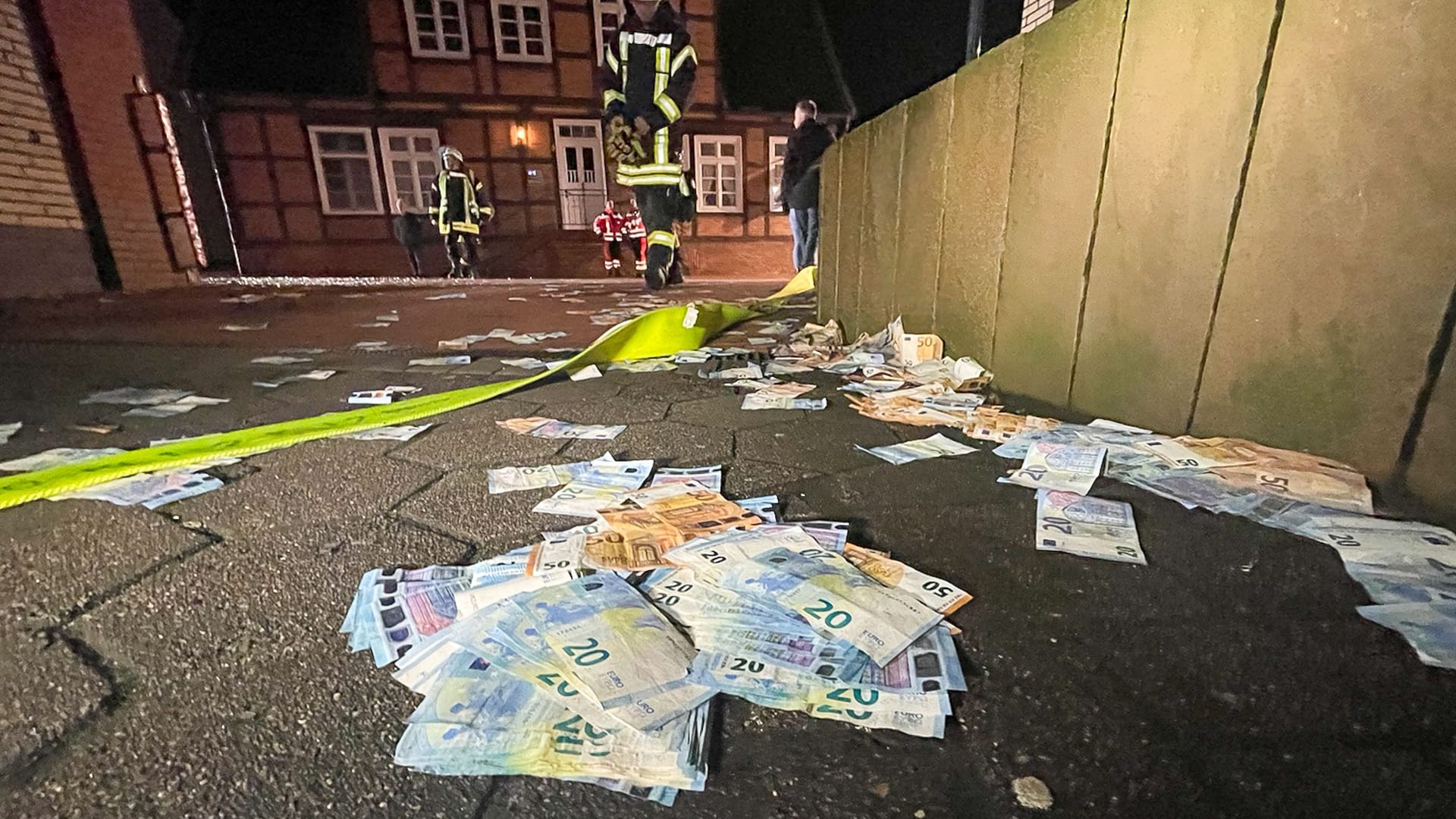 Harsefeld: Unbekannte sprengten einen Geldautomaten in der Marktstraße. Nach der Tat ließen sie Hunderte Geldscheine im Wert von 20 und 50 Euro auf der Straße liegen. Harsefeld: Unbekannte sprengten einen Geldautomaten in der Marktstraße. Nach der Tat ließen sie Hunderte Geldscheine im Wert von 20 und 50 Euro auf der Straße liegen.