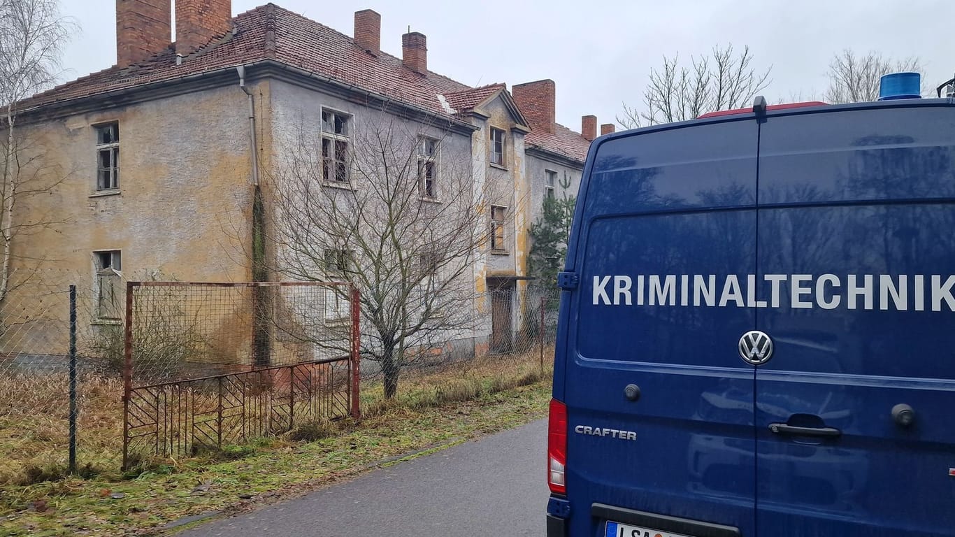 Ein Fahrzeug der Kriminaltechnik neben einem leerstehenden Gebäude: Das Gelände befindet sich heute in Privatbesitz.