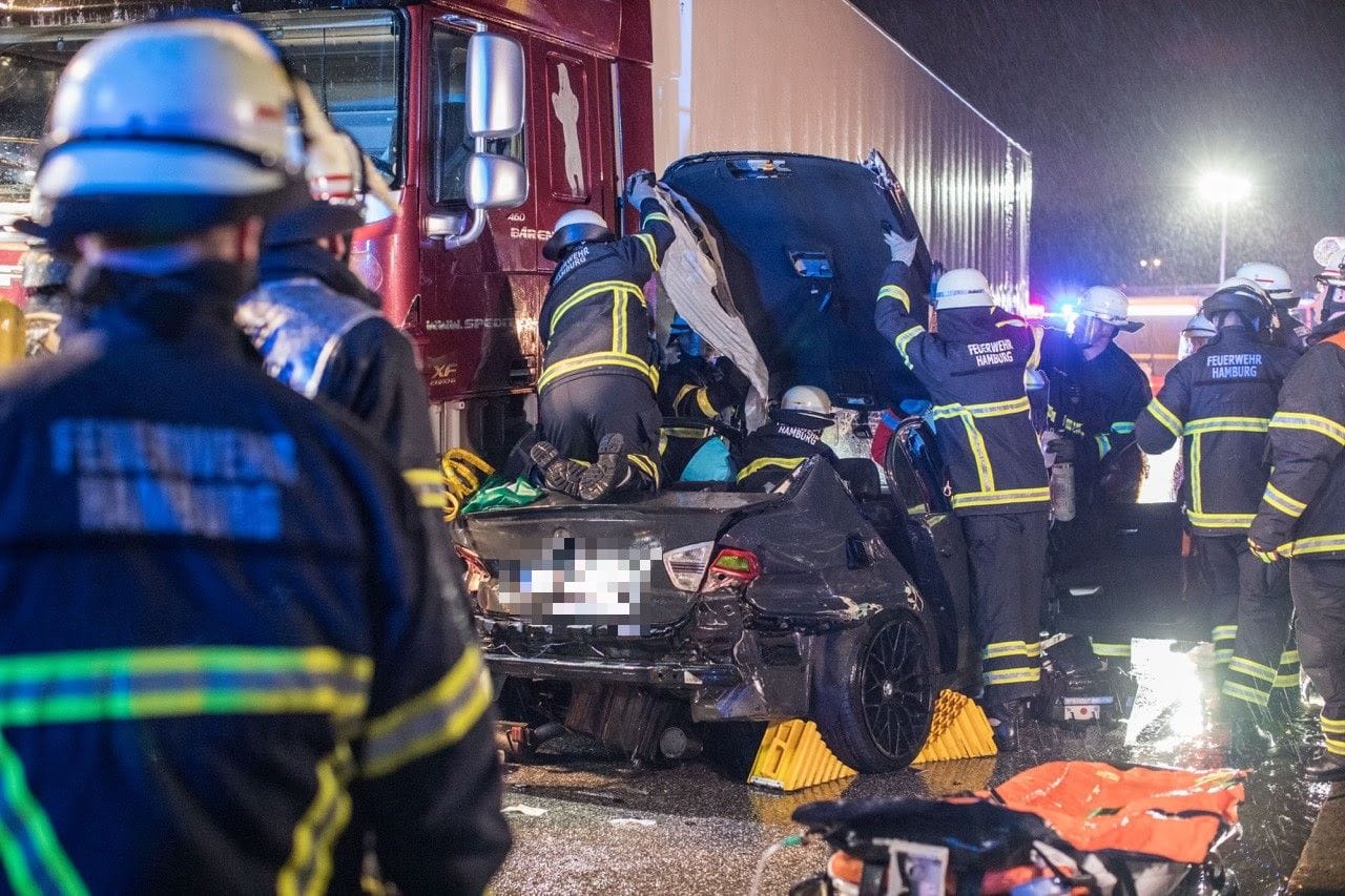 Retter im Einsatz auf der A1: Heftiger Regen führte am Donnerstagabend in der Nähe der Raststätte Stilhorn zu gefährlichem Aquaplaning.