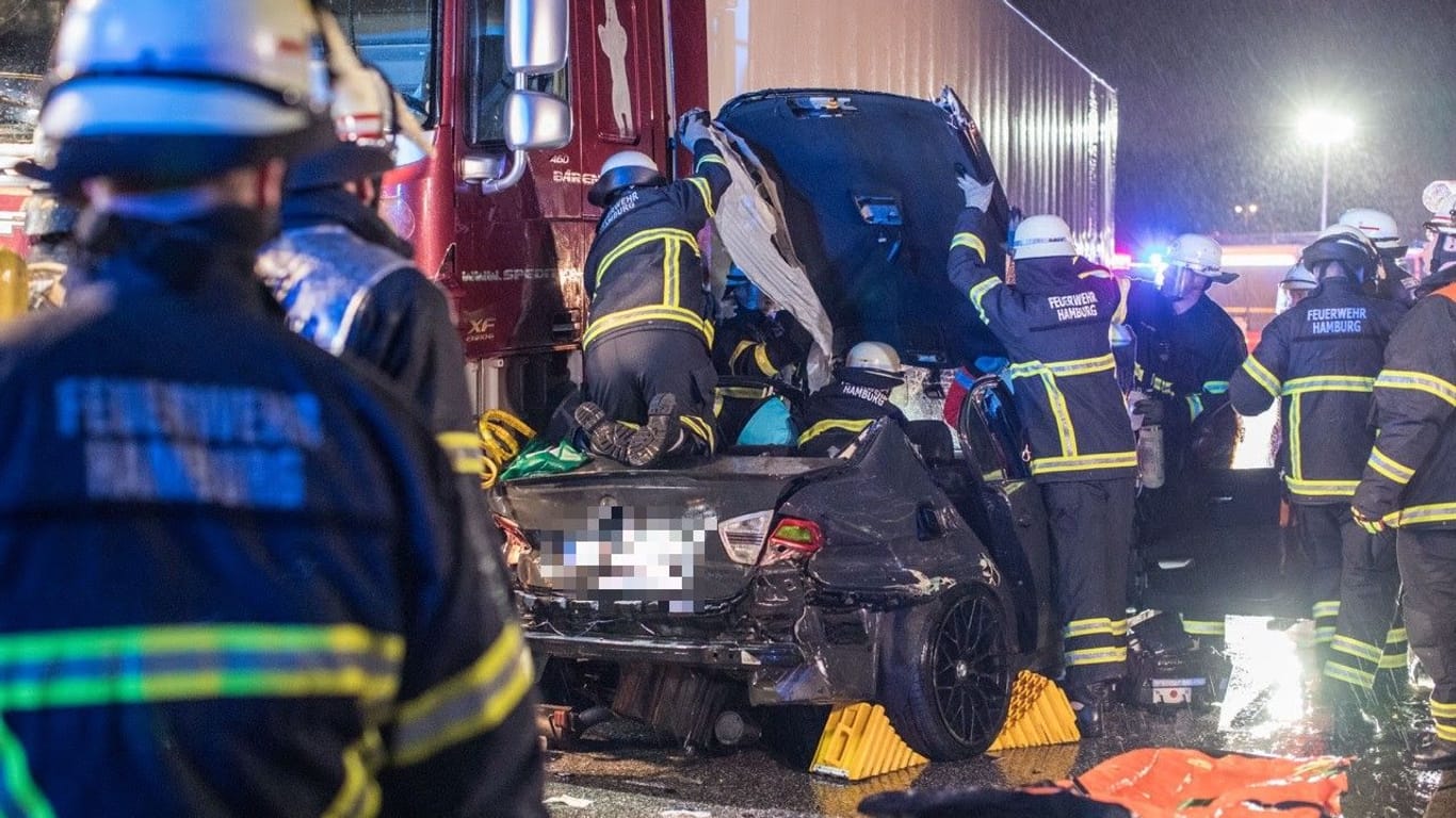 Retter im Einsatz auf der A1: Heftiger Regen führte am Donnerstagabend in der Nähe der Raststätte Stilhorn zu gefährlichem Aquaplaning.