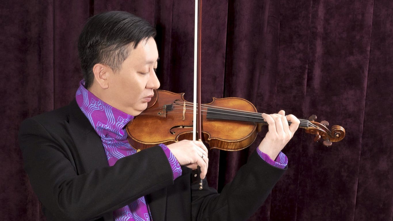 Wei Lu: Der Erste Konzertmeister spielt die Violine.