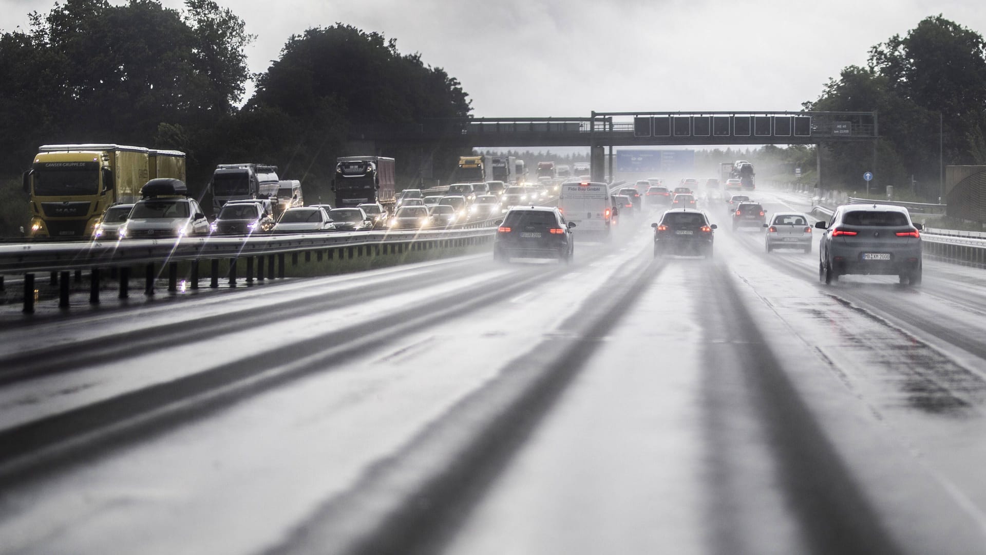 Autos sind auf der A99 bei München unterwegs (Symbolbild): Hier brachte die Frau ihre kleine Tochter zur Welt. Autos sind auf der A99 bei München unterwegs (Symbolbild): Hier brachte die Frau ihre kleine Tochter zur Welt.