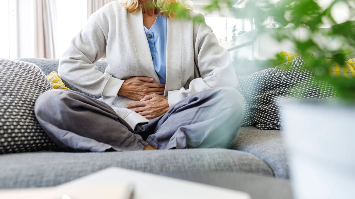 Bauchschmerzen: In vielen Fällen können Hausmittel Linderung verschaffen.
