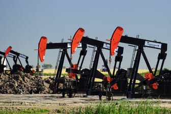 Ölpumpen in Kanada (Symbolbild): Dass Angola seine Fördermenge nicht reduziert, ist einer der Gründe für das weitere Sinken des Ölpreises.