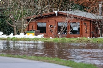 Ein Gartenhaus steht hinter einem durchweichten Deichabschnitt in Lilienthal: Die Lage hat sich nicht entspannt.