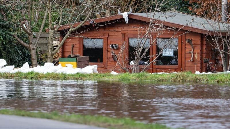 Ein Gartenhaus steht hinter einem durchweichten Deichabschnitt in Lilienthal: Die Lage hat sich nicht entspannt.