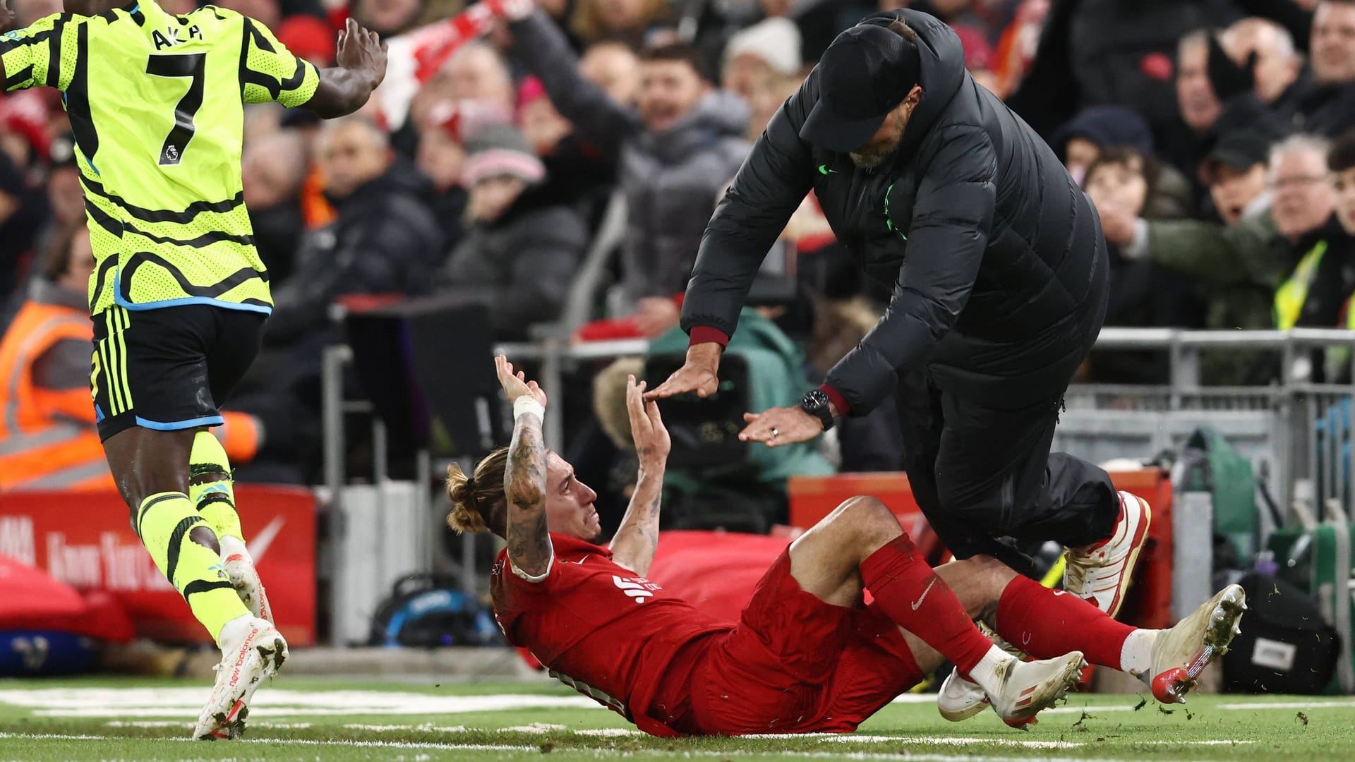 Kostas Tsimikas (u.): Er räumte erst Jürgen Klopp ab und musste dann verletzt vom Platz.