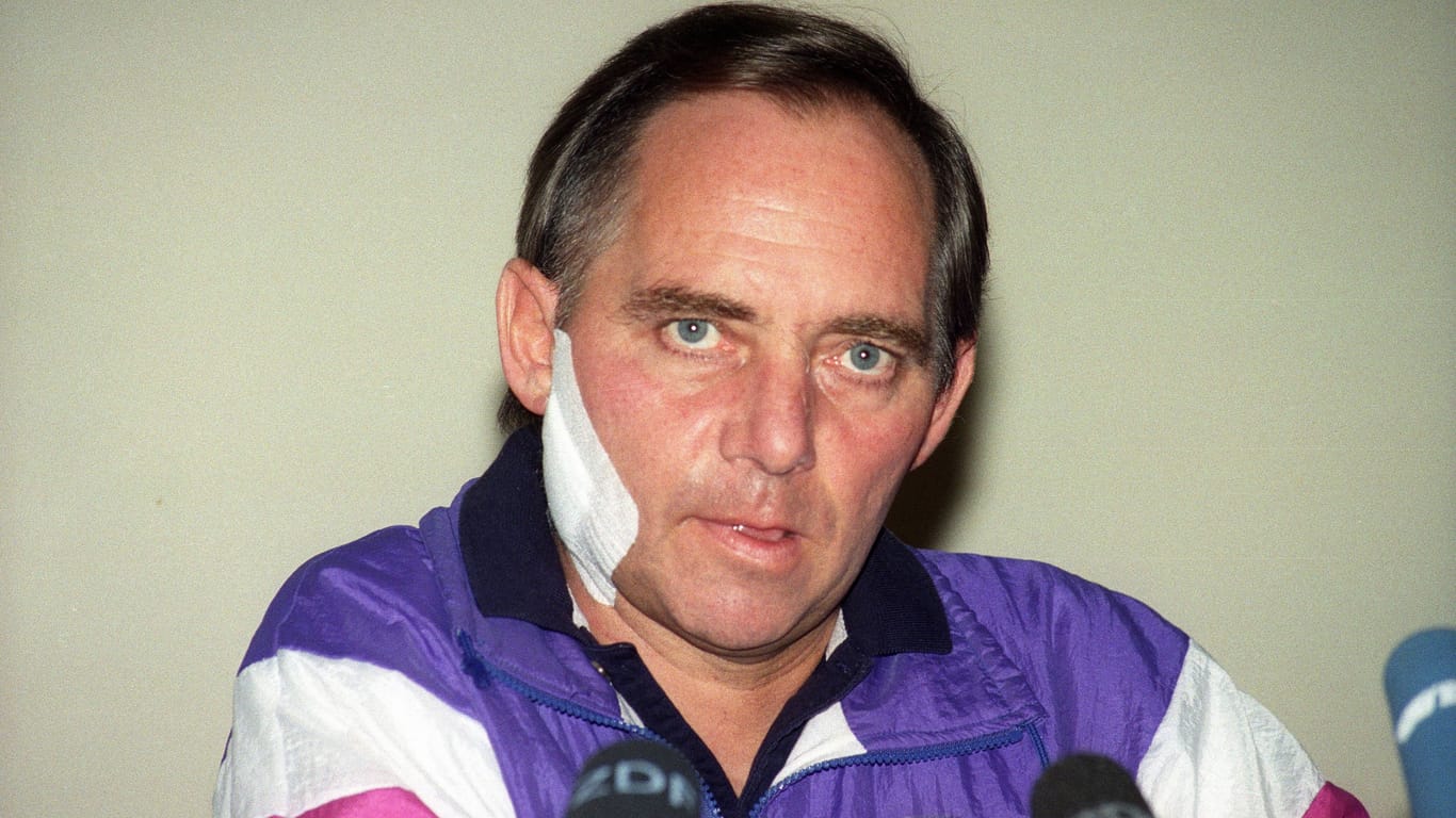 Wolfgang Schäuble bei seinem ersten öffentlichen Auftritt in Offenburg nach dem Attentat auf ihn: In einer Gaststätte im baden-württembergischen Oppenau hatte Oktober 1990 ein psychisch kranker Mann auf Schäuble geschossen und ihn am Kiefer und am Rücken verletzt. Seitdem sitzt Schäuble im Rollstuhl.