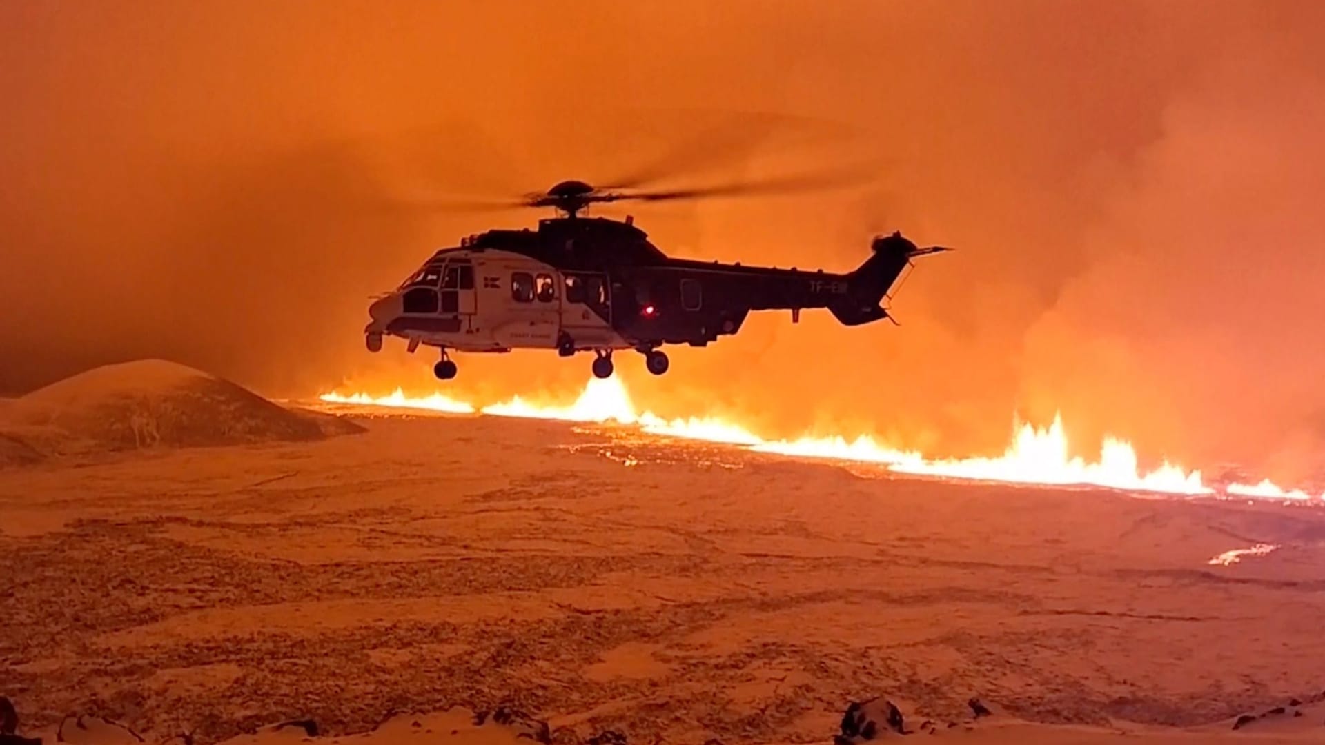 Ein Hubschrauber fliegt in der Nähe des Magmas in Grindavik, Island.