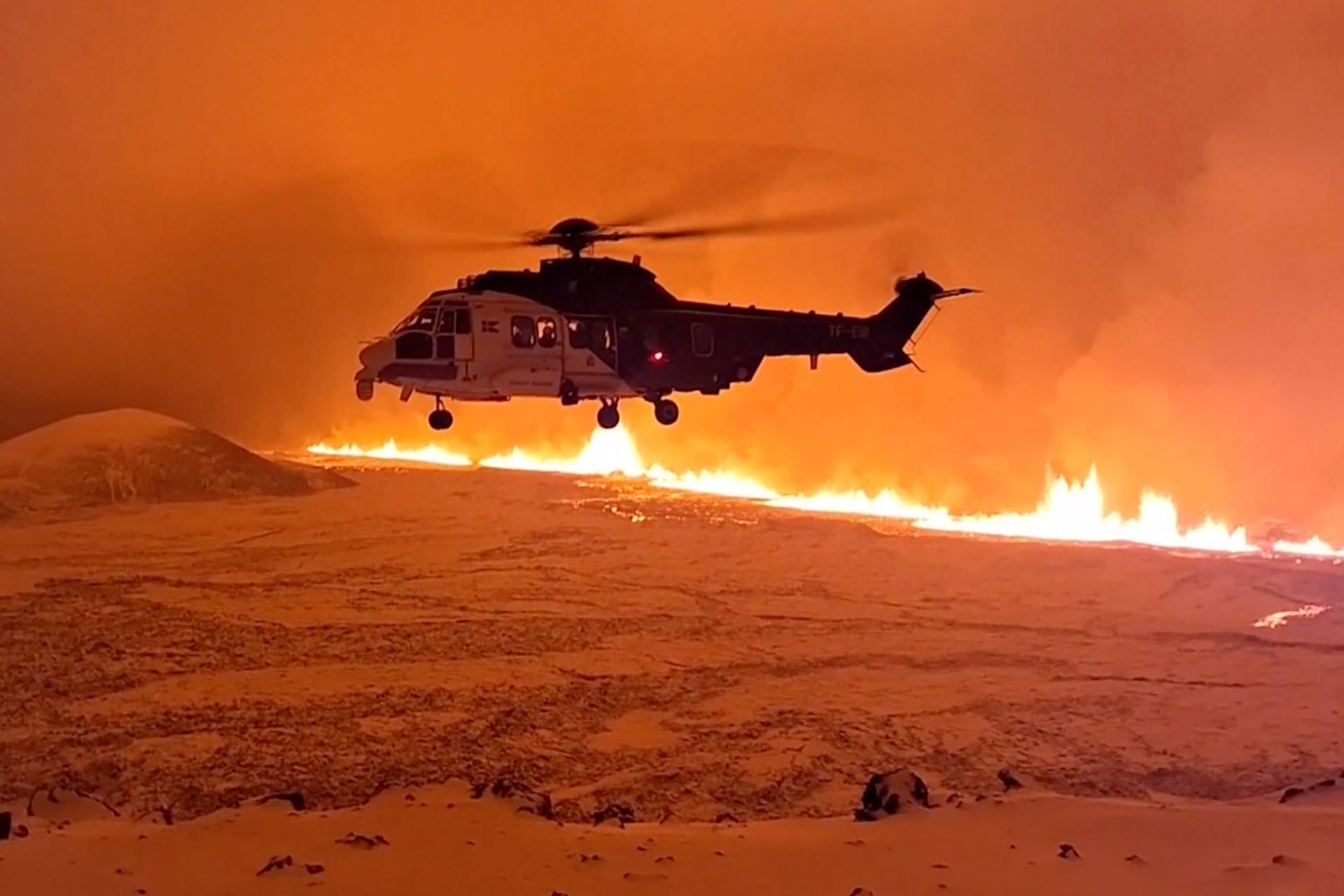 Ein Hubschrauber fliegt in der Nähe des Magmas in Grindavik, Island.