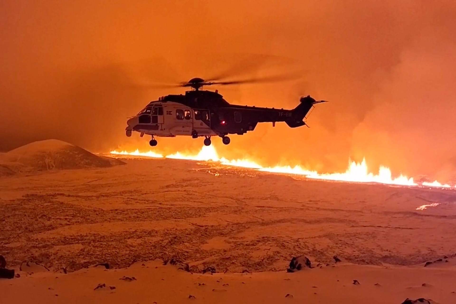 Ein Hubschrauber fliegt in der Nähe des Magmas in Grindavik, Island.