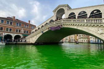 Canal Grande unter der Rialto-Brücke: Aktivisten haben das Wasser grün gefärbt.