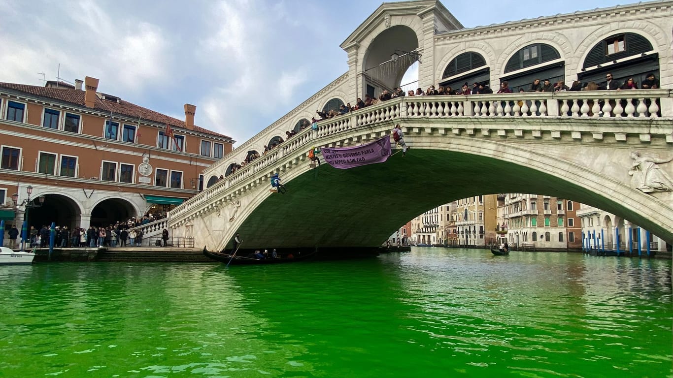 Canal Grande unter der Rialto-Brücke: Aktivisten haben das Wasser grün gefärbt.