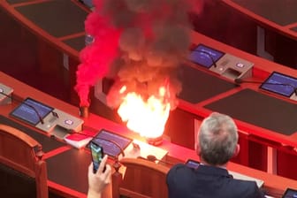 Albanien, Protest, Rauchbombe, Feuer, Streit, Korruption