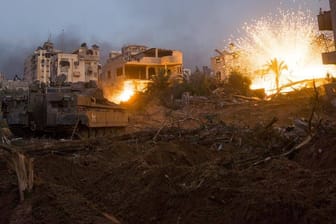 Israelischer Panzer schießt: Die Armee weitet ihre militärischen Operationen auf den Süden des Gazastreifens aus, der zuvor als vergleichsweise sicherere Zone galt.
