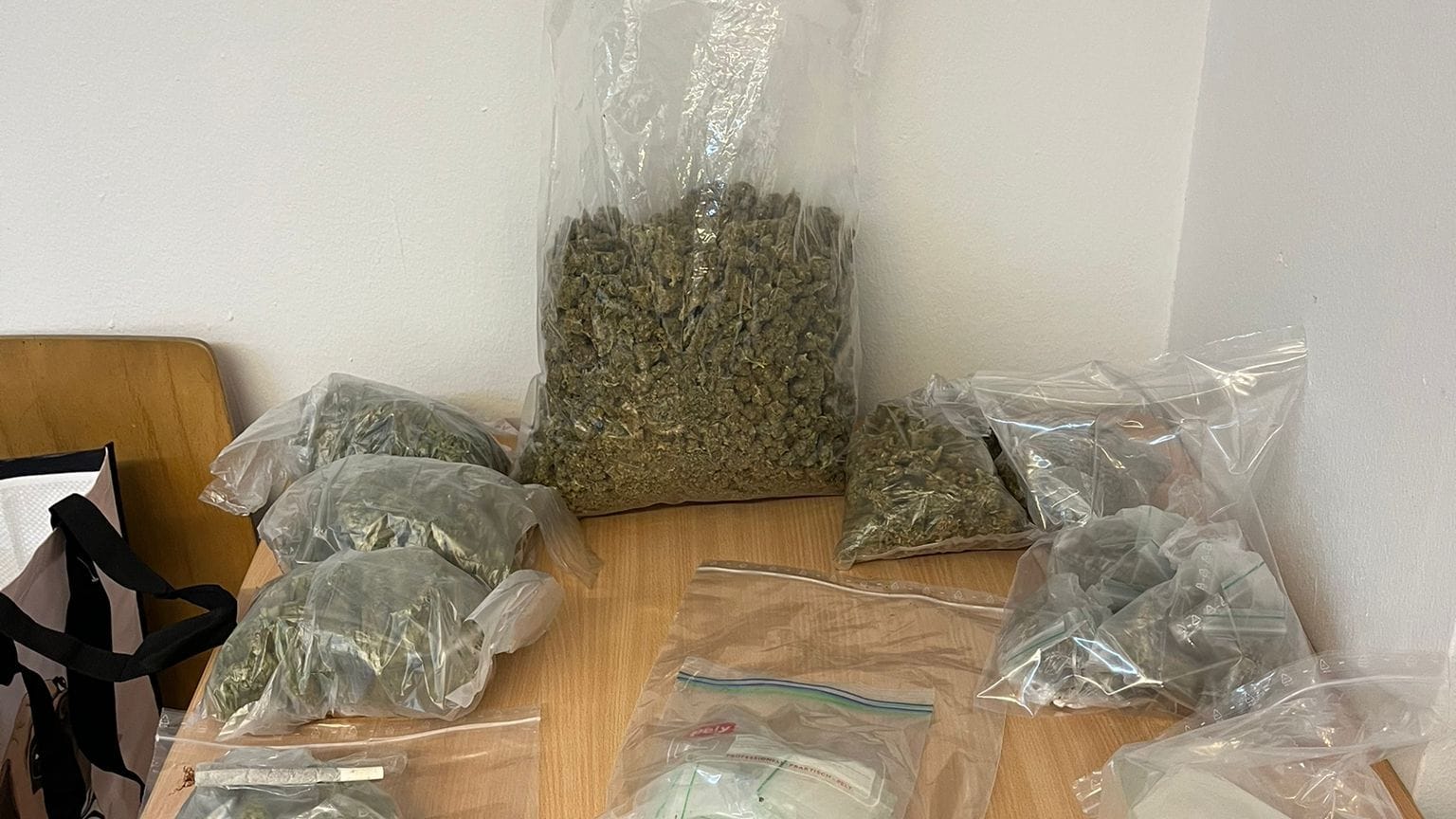 Der Drogenfund der Dortmunder Polizei an der Bornstraße: Ein weiterer Fund gelang den Beamten wenig später an der Martener Straße. Der Drogenfund der Dortmunder Polizei an der Bornstraße: Ein weiterer Fund gelang den Beamten wenig später an der Martener Straße.