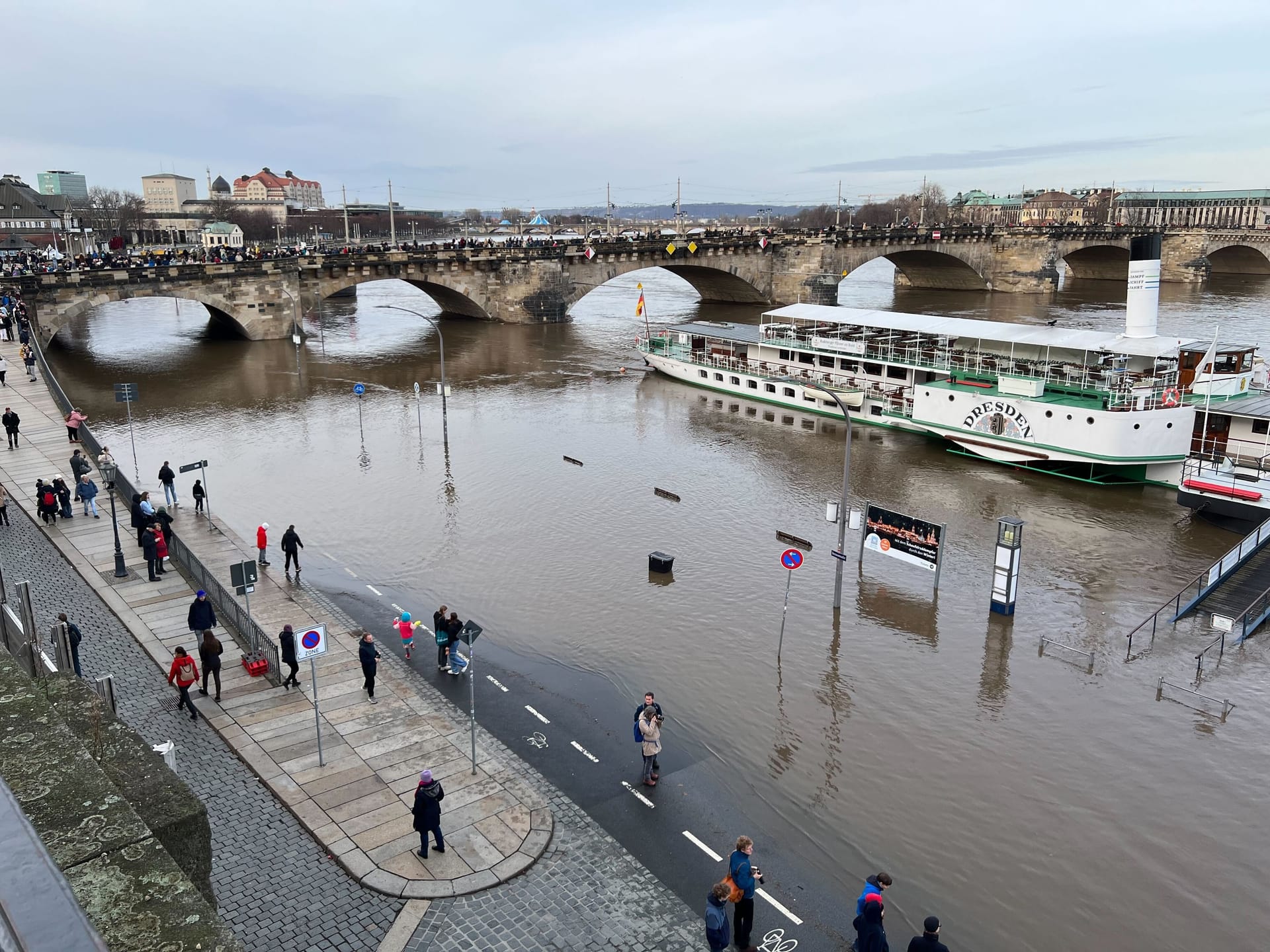 Die Promenade an der Augustusbrücke ist ebenfalls völlig überschwemmt.