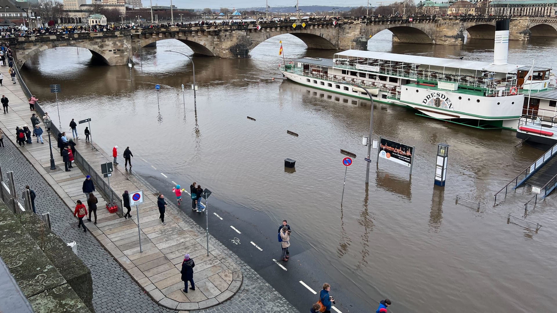 Die Promenade an der Augustusbrücke ist ebenfalls völlig überschwemmt.