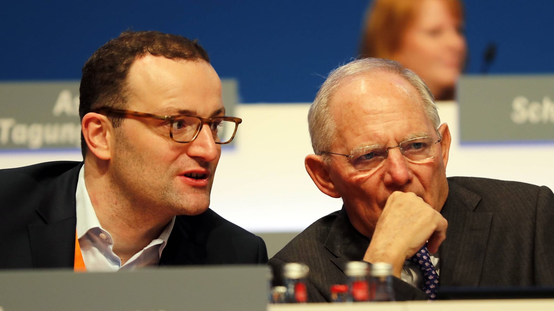 Jens Spahn (li.) und Wolfgang Schäuble (re.) im Gespräch (Archivbild): Spahn trauert um das CDU-Urgestein und bezeichnete ihn als "Mentor" und "väterlichen Freund"