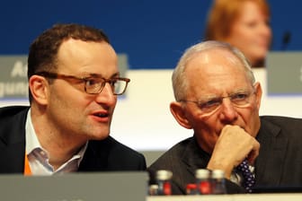 Jens Spahn (li.) und Wolfgang Schäuble (re.) im Gespräch (Archivbild): Spahn trauert um das CDU-Urgestein und bezeichnete ihn als "Mentor" und "väterlichen Freund"