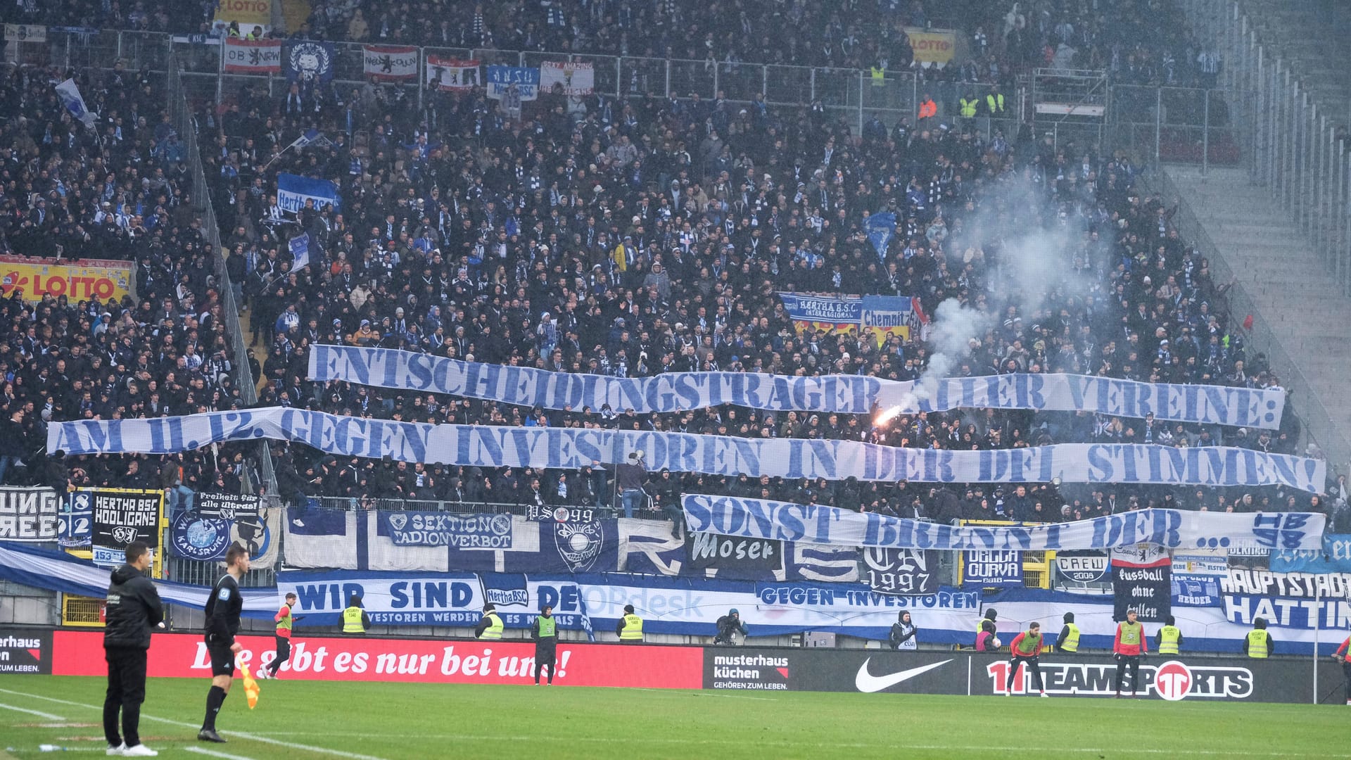Fans von Hertha BSC zündeten neben dem Gästeblock einen mit "Geld" behangenen Weihnachtsbaum an.