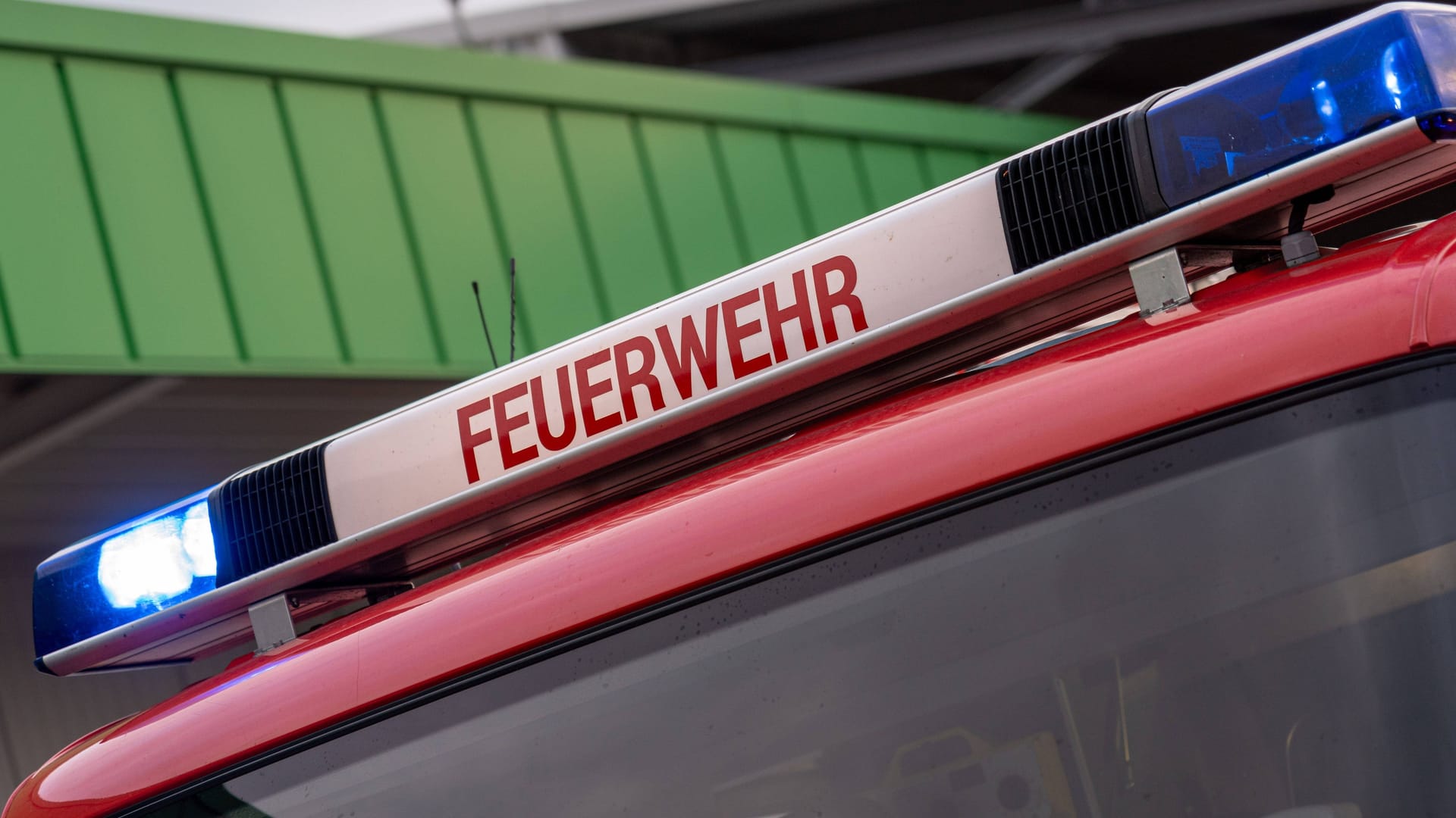 Feuerwehr im Einsatz (Symbolbild): Der Stand wurde beschädigt.