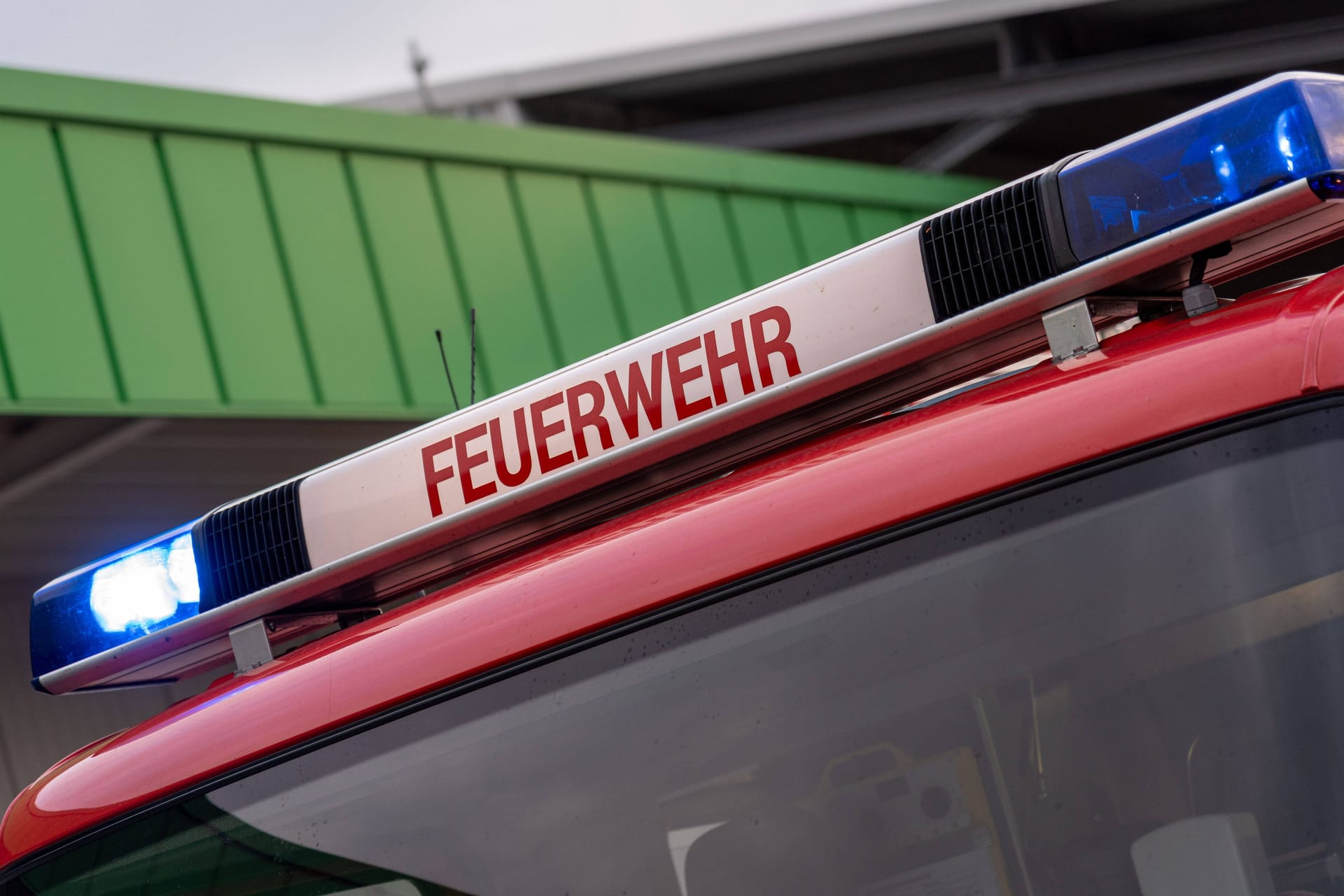 Feuerwehr im Einsatz (Symbolbild): Der Stand wurde beschädigt.