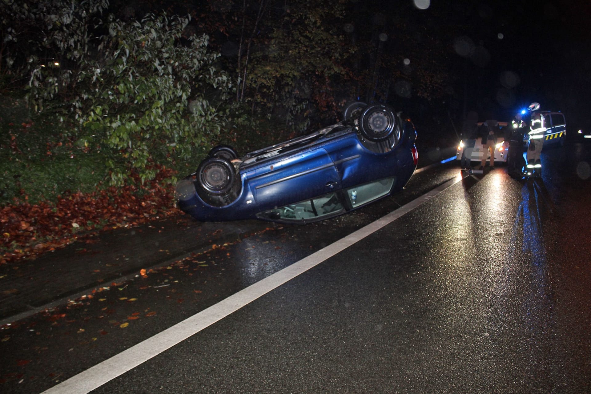 In der Nacht auf Mittwoch kam der Fahrer eines VW Polo von der Fahrbahn ab und überschlug sich.