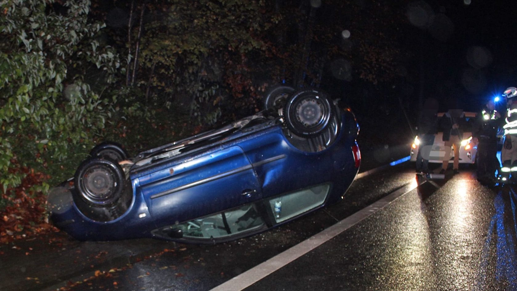 In der Nacht auf Mittwoch kam der Fahrer eines VW Polo von der Fahrbahn ab und überschlug sich.