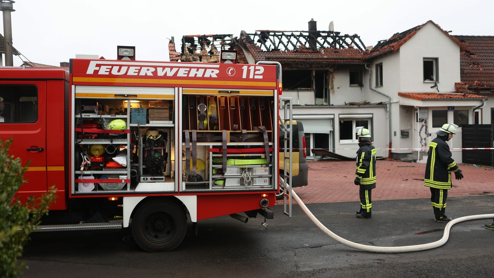 Durch die eingesetzten Feuerwehrkräfte wurden innerhalb des Gebäudes an den Wänden mehrere gesprühte Schriftzüge mit der Parole "Ausländer Raus" festgestellt. Vor dem Hintergrund der angebrachten Schriftzüge besteht der Verdacht einer vorsätzlichen Brandlegung mit rechtsextremer Tatmotivation. Bei der Staatsanwaltschaft Hanau werden die Ermittlungen im Dezernat für politisch motivierte Straftaten geführt. Auf Seiten der Polizei werden die Ermittlungen durch die Kriminalinspektion Staatsschutz des Polizeipräsidiums Südosthessen und das für Brandsachen zuständige Fachkommissariat K 11 der Regionalen Kriminalinspektion Hanau geführt. Sobald neue, durchgreifende Erkenntnisse vorliegen, wird gegebenenfalls eine weitere Pressemitteilung publiziert werden. Beste GrüßeDr. Oliver PiechaczekStaatsanwalt" - Staatsanwaltschaft Hanau