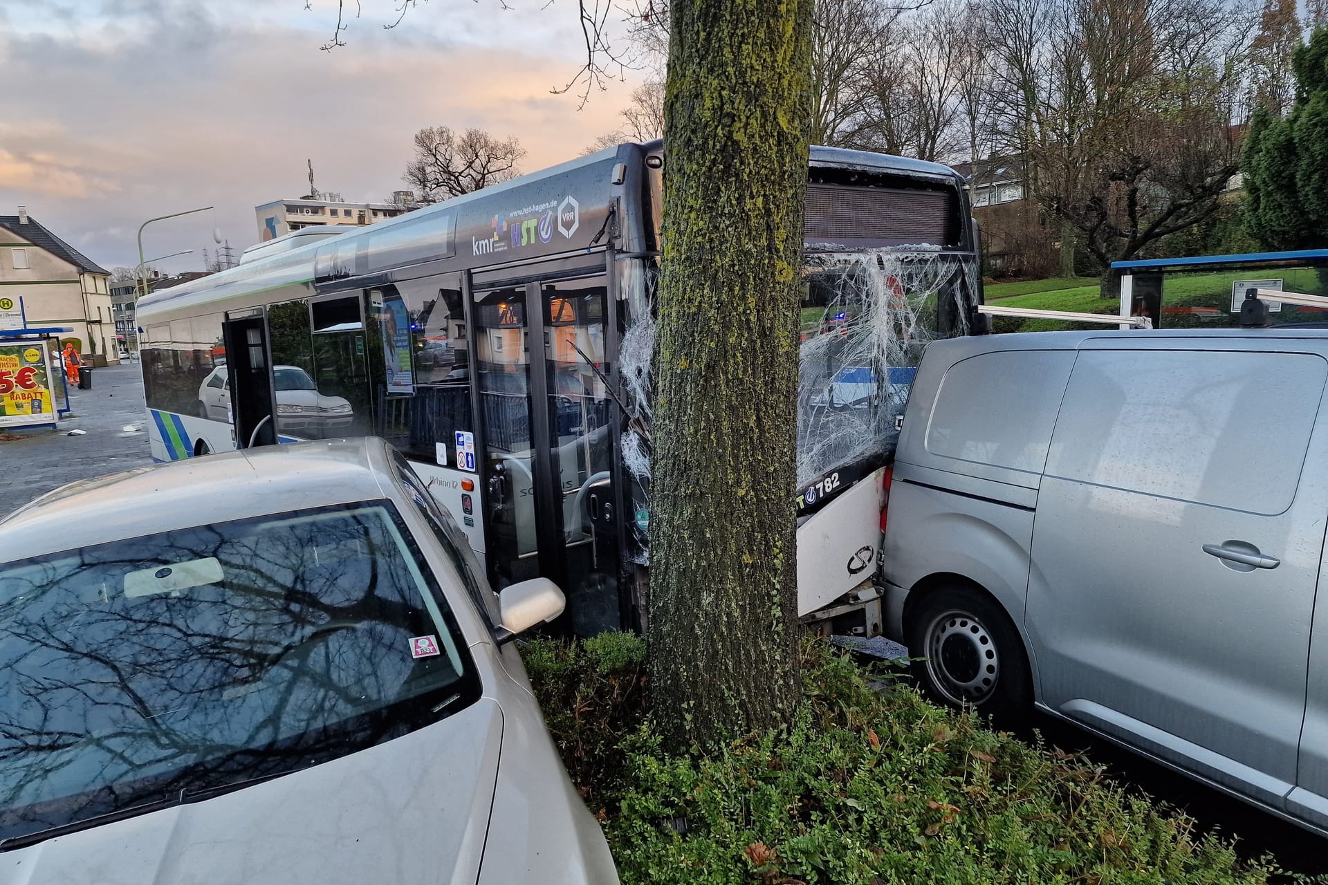 Unfall in Hagen: Der Linienbus hatte mehrere Berufsschüler auf dem Weg zum Berufskolleg an Bord.