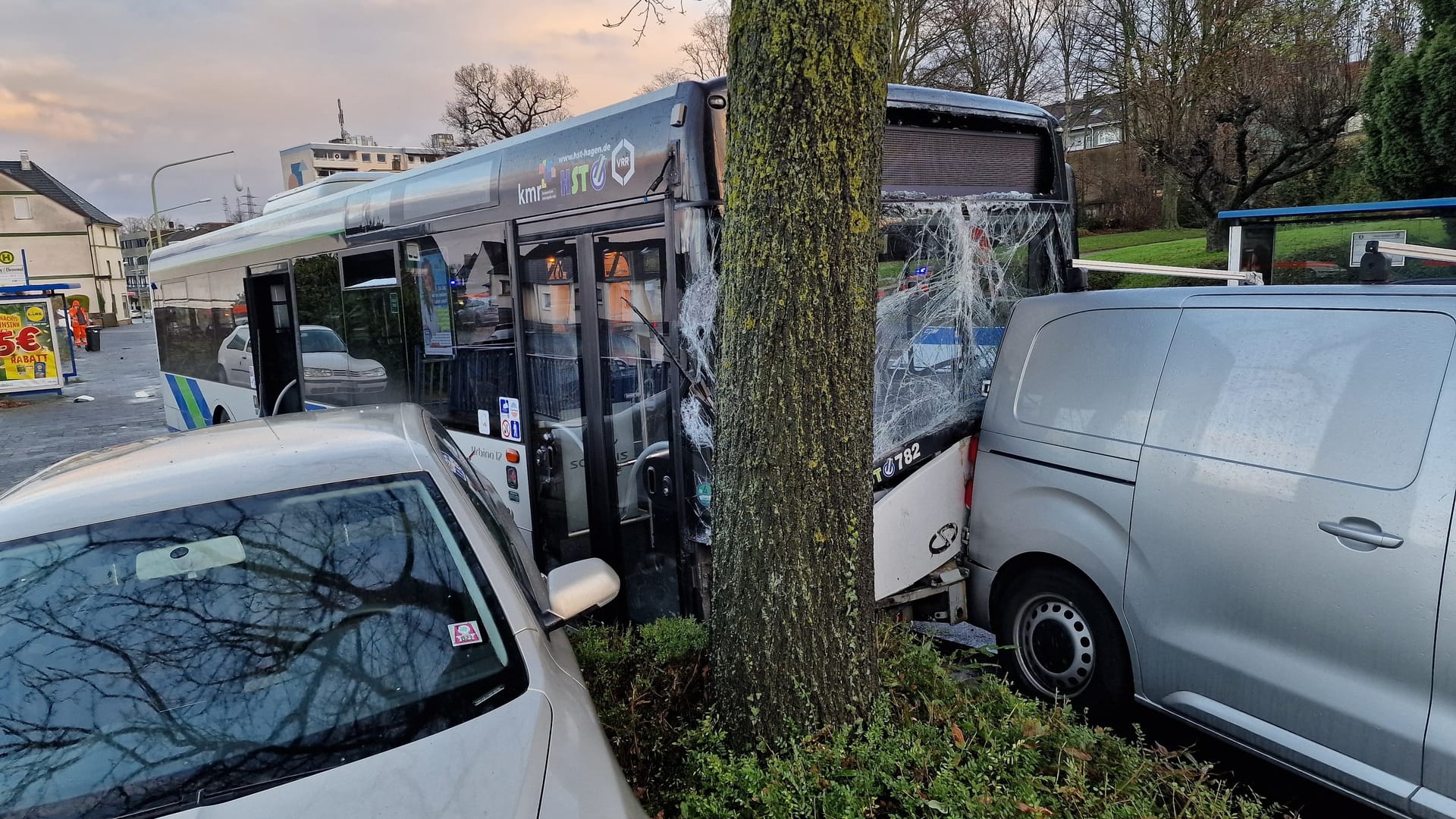 Unfall in Hagen: Der Linienbus hatte mehrere Berufsschüler auf dem Weg zum Berufskolleg an Bord.