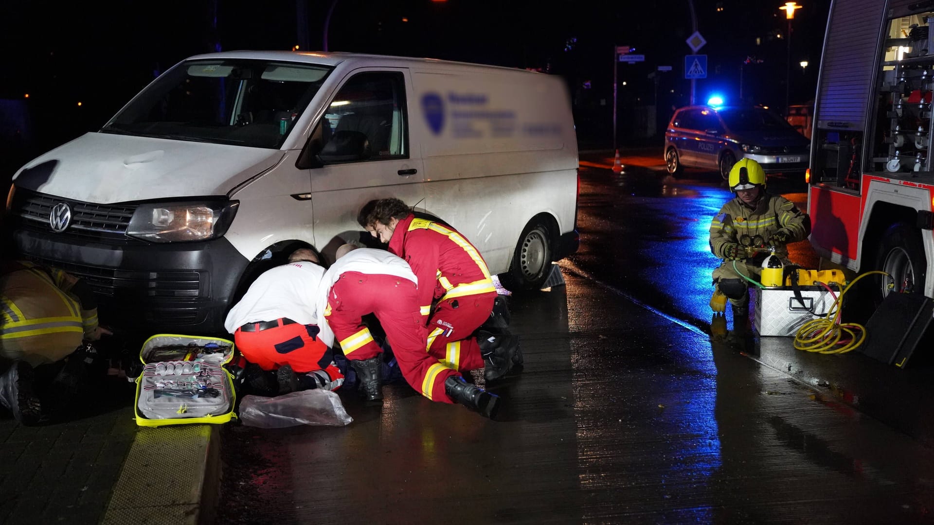 Rettung in Neuhohenschönhausen: Wie es dem jungen Mann nun geht, ist unklar. Rettung in Neuhohenschönhausen: Wie es dem jungen Mann nun geht, ist unklar.