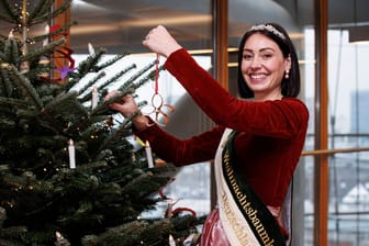 Sophia Adlberger in ihrem Amt als deutsche Weihnachtsbaumkönigin bei einem Besuch in der Düsseldorfer Staatskanzlei (Archivbild).