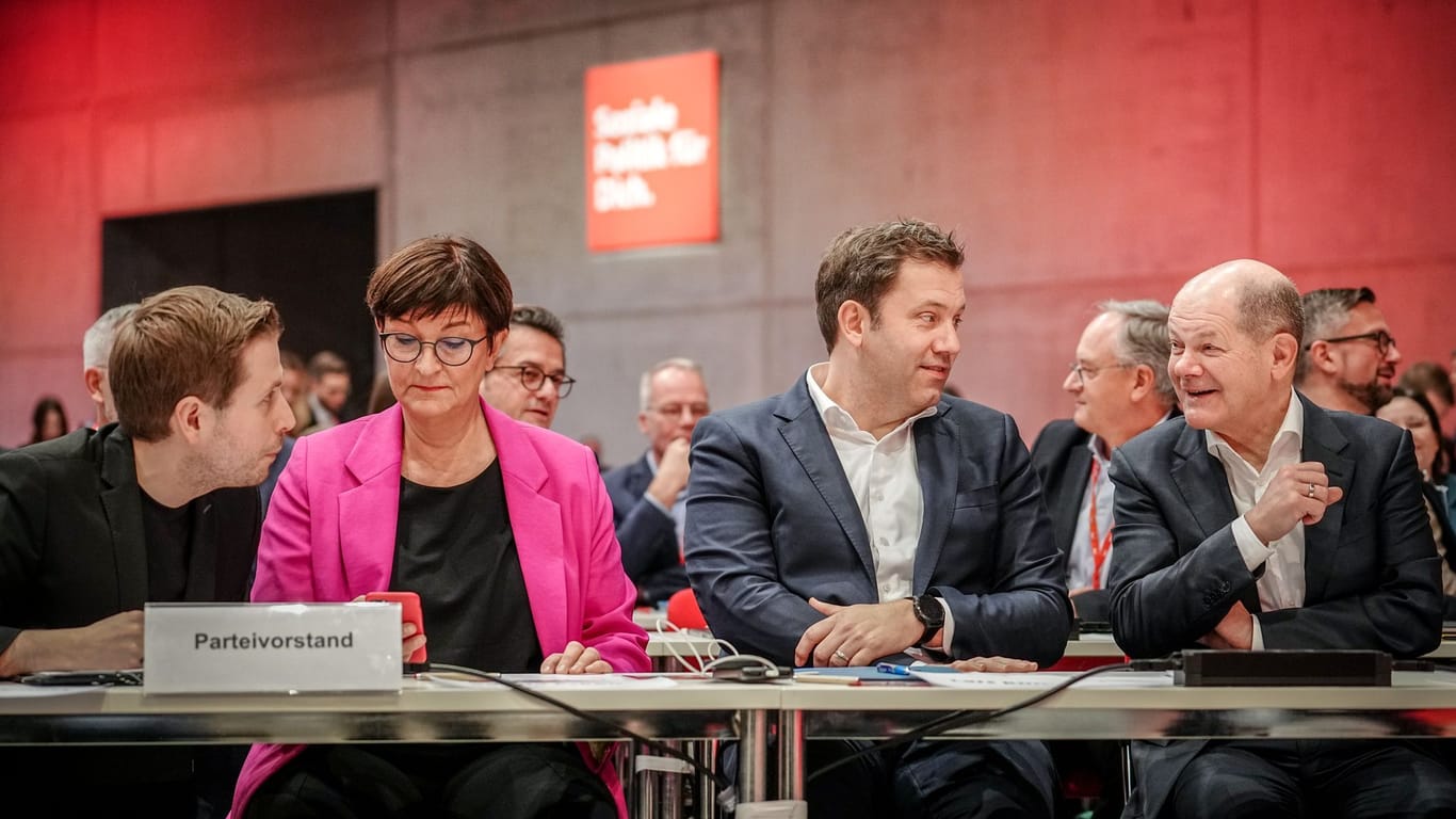 Der Parteivorstand: Kevin Kühnert (l-r), SPD-Generalsekretär, Saskia Esken, SPD-Bundesvorsitzende, Lars Klingbeil, SPD-Bundesvorsitzender, und Bundeskanzler Olaf Scholz (SPD).