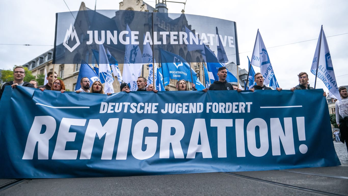 "Remigration" statt Willkommenskultur: Die AfD-Jugendorganisation "Junge Alternative" demonstriert im Oktober in Erfurt.