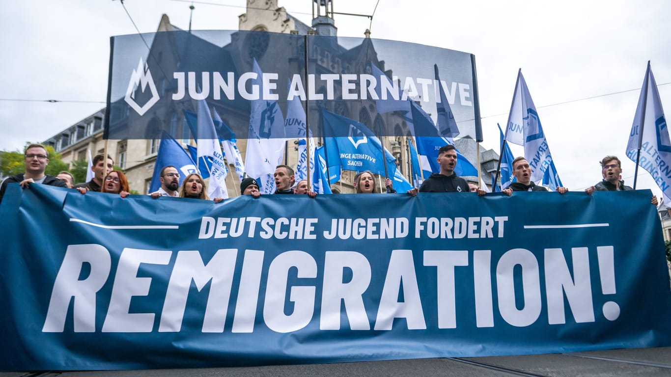 "Remigration" statt Willkommenskultur: Die AfD-Jugendorganisation "Junge Alternative" demonstriert im Oktober in Erfurt.