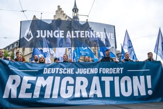 "Remigration" statt Willkommenskultur: Die AfD-Jugendorganisation "Junge Alternative" demonstriert im Oktober in Erfurt.