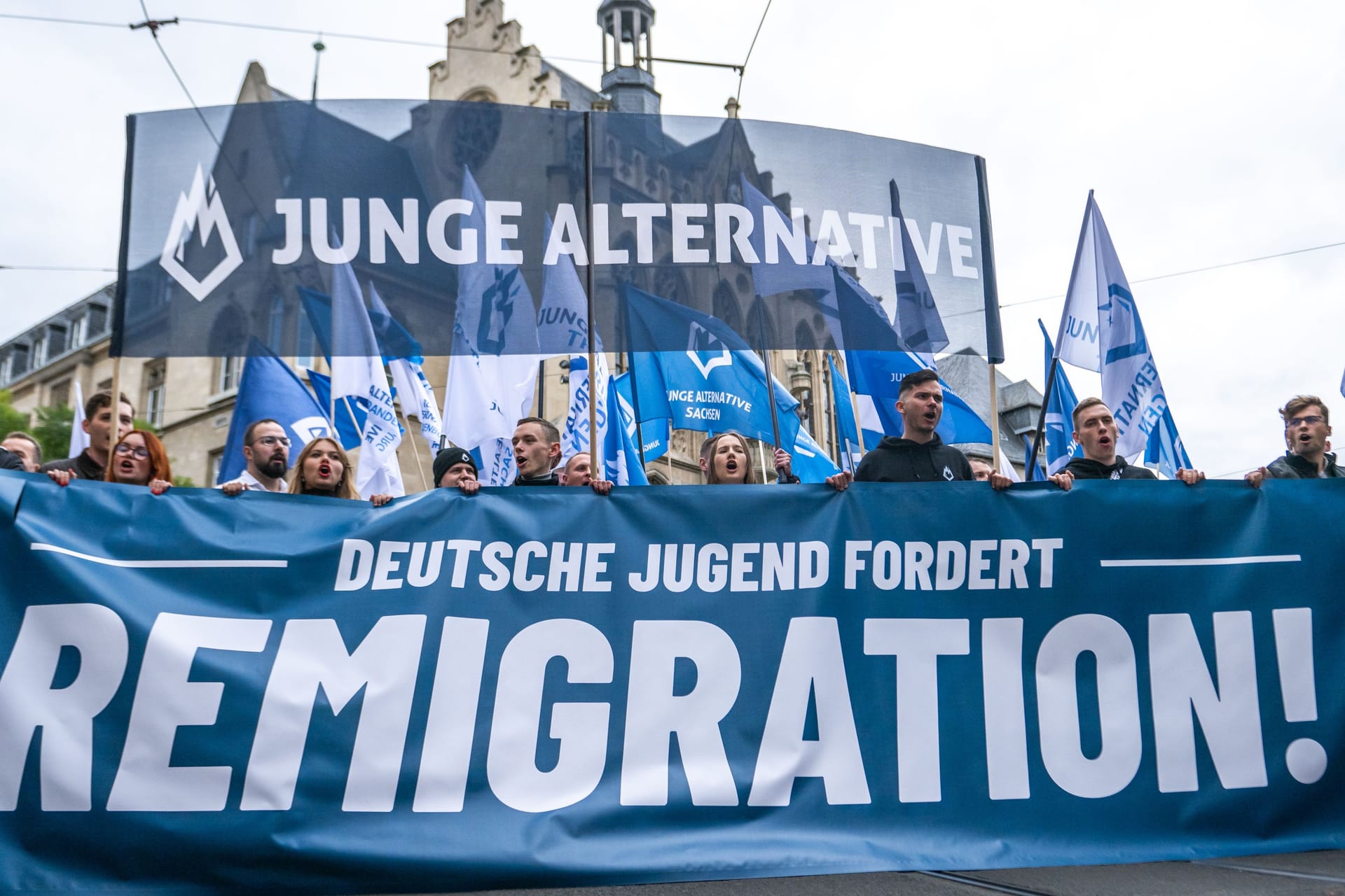 "Remigration" statt Willkommenskultur: Die AfD-Jugendorganisation "Junge Alternative" demonstriert im Oktober in Erfurt.